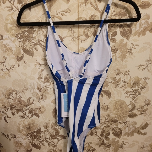 Cupshe one piece bathing suit - BNWT - size small - Picture 2 of 4